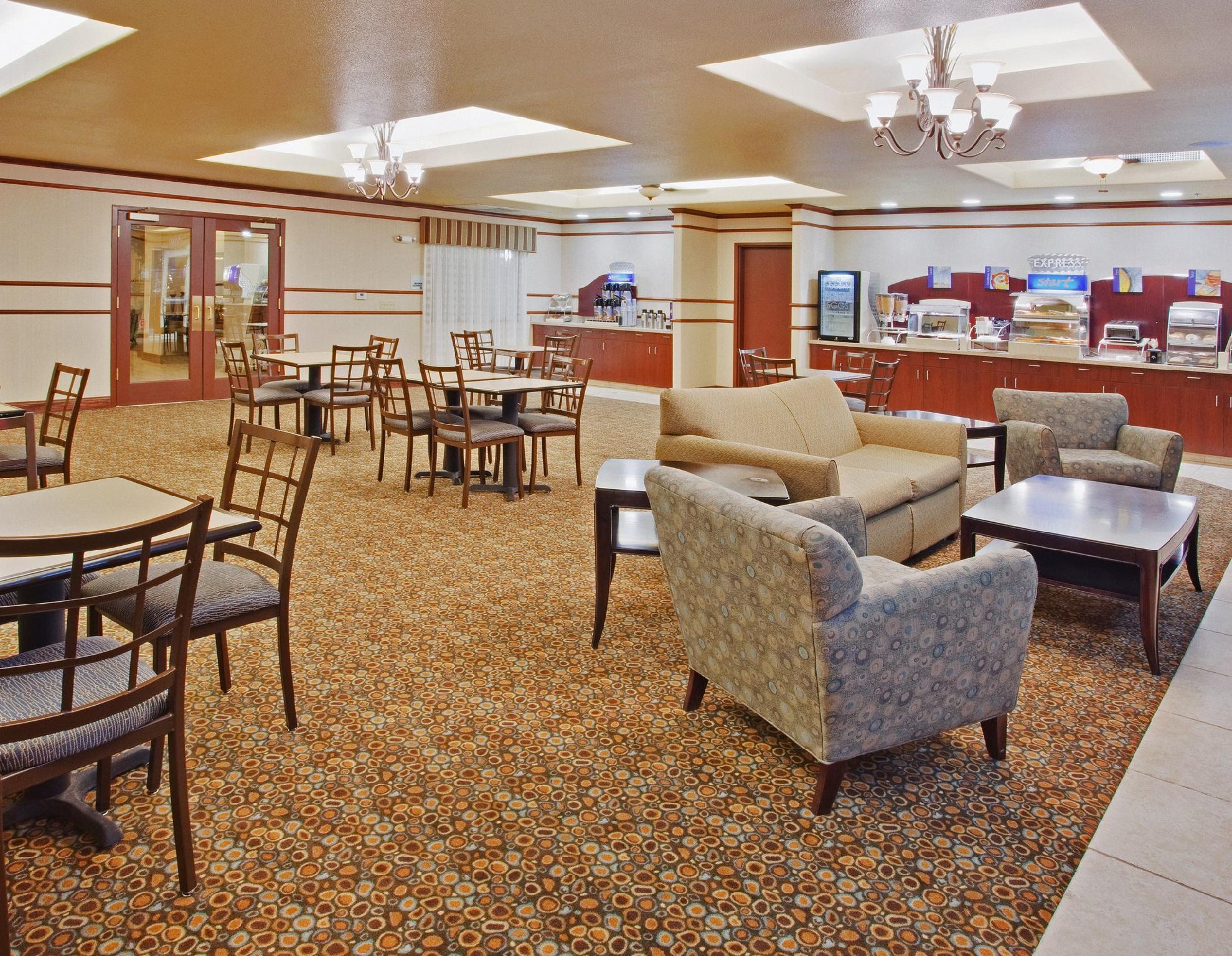 Holiday Inn Express & Suites Dinuba West By Ihg Exterior foto